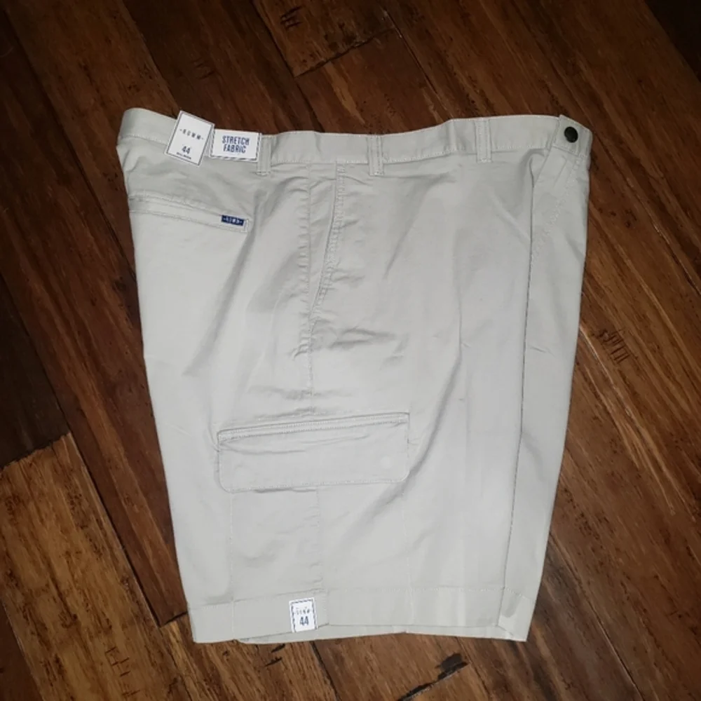NWT - ROWM Men’s Cargo Shorts -‎ Size 44